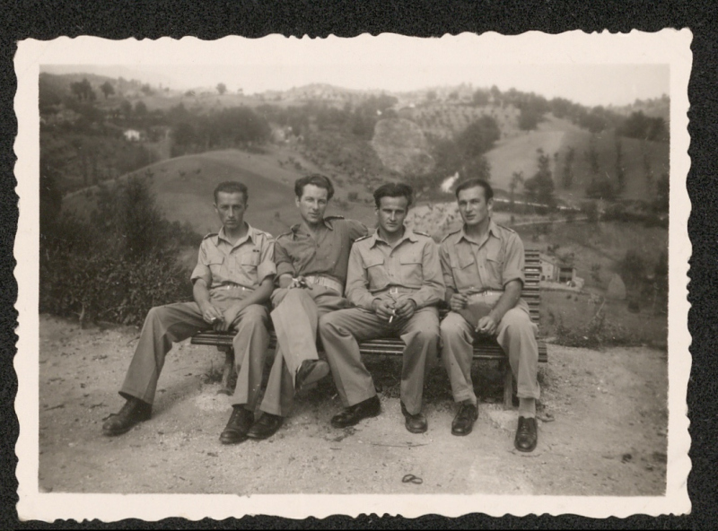Jerzy Kostiuk, pierwszy od lewej, ze współtowarzyszami wojennymi w letnich mundurach, Włochy 1945 r.