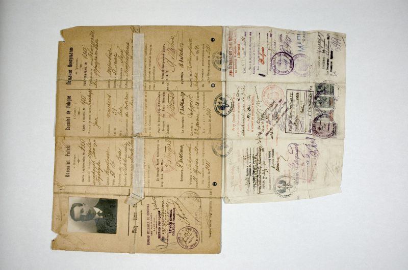 Paszport z 1920 roku. Przykład dokumentu wykonanego różnego rodzaju środkami piśmienniczymi zawierający znaczki oraz stemple anilinowe (zdj. M. Wiercińska)