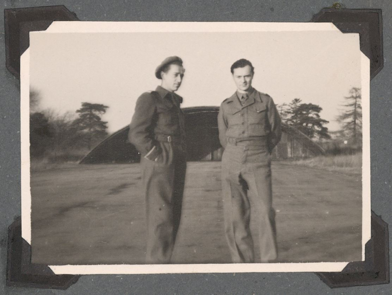 Wycieczka po okolicach miejsca pobytu, od lewej Jerzy Kostiuk, jego starszy brat Marian, Bodney Airfield,26.12.1946 r.