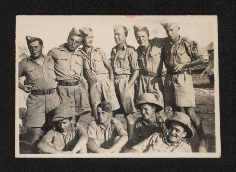 Jerzy Kostiuk, na dole po lewej i koledzy z namiotu, Kastina, Palestyna, czerwiec 1942 r.