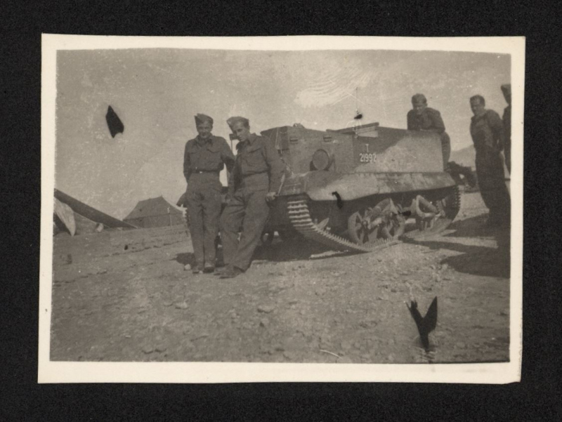 Jerzy Kostiuk na środku zdjęcia, pojazd Universal Carrier, Qhana-kin, Irak, styczeń 1943 r.