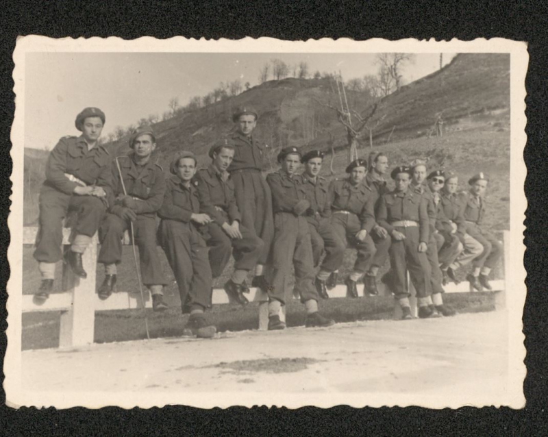 Jerzy Kostiuk, czwarty od lewej, ze współtowarzyszami wojennymi w zimowych mundurach Włochy 1945 r.