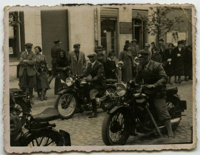 25-przed-startem-do-wyscigow-motocyklowych-na-ul-grodzkiej-pierwszy-z-prawej-boleslaw-kosowski-03-05-1939-r353