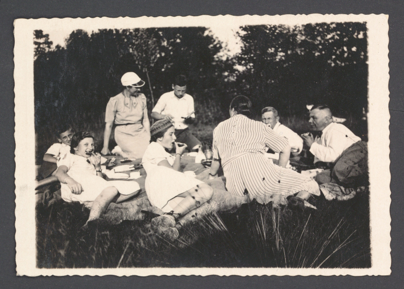 Wyszyna Fałkowska – na stawach (Antoś, Zosiunia, Wandzia, Józio, Marysia, Jadwisia Dr[ozdowska], Kasia, Tadeusz, Kazimierz), 1937