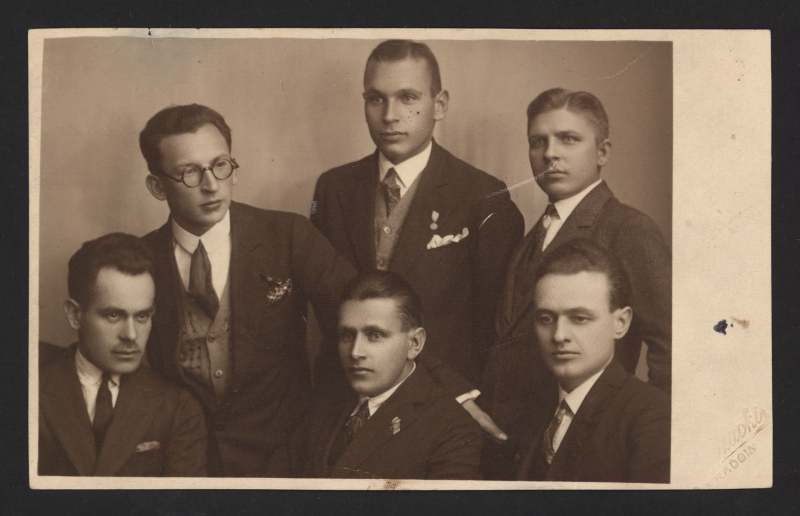 Grupa pracowników Dyrekcji Okręgowej Kolei Państwowych w Radomiu, Obrońców Ojczyzny w latach 1918-1920, Radom 11.11.1929, w środku siedzi Ludwik Kołodziejski