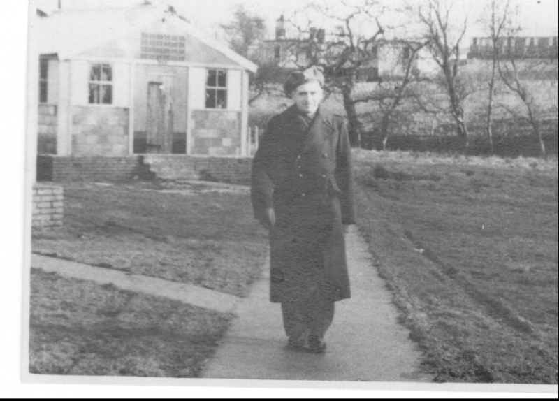 fot-34-zygmunt-na-tle-baraku-mieszkalnego-w-kington-anglia-1947-r-