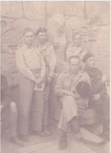 fot-35-zygmunt-w-srodku-i-pierwszy-od-prawej-zwiedza-egipt-1944-r-