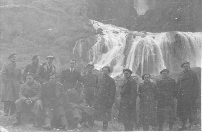 fot-39-zygmunt-czwarty-od-prawej-wodospad-w-terni-wlochy-grudzien-1945-r-