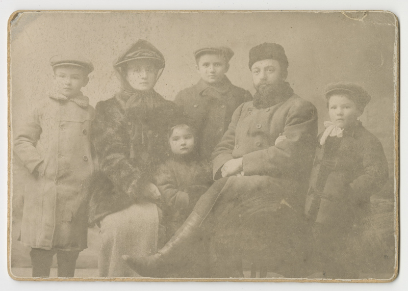 fot 1 Zenon Łopuski z żoną Zofią i dziećmi.